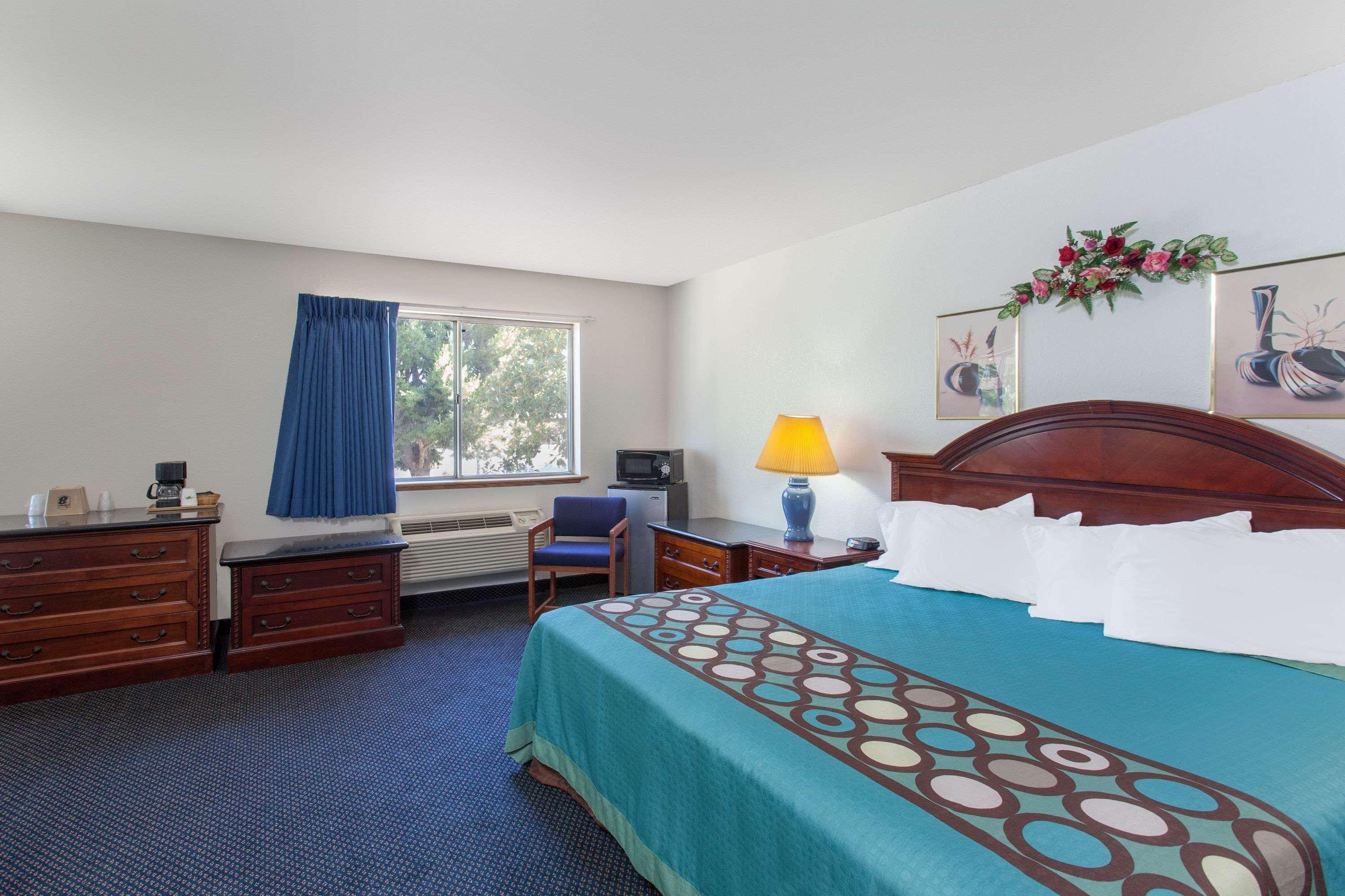 Hotel Super 8 By Wyndham Selma/fresno Area